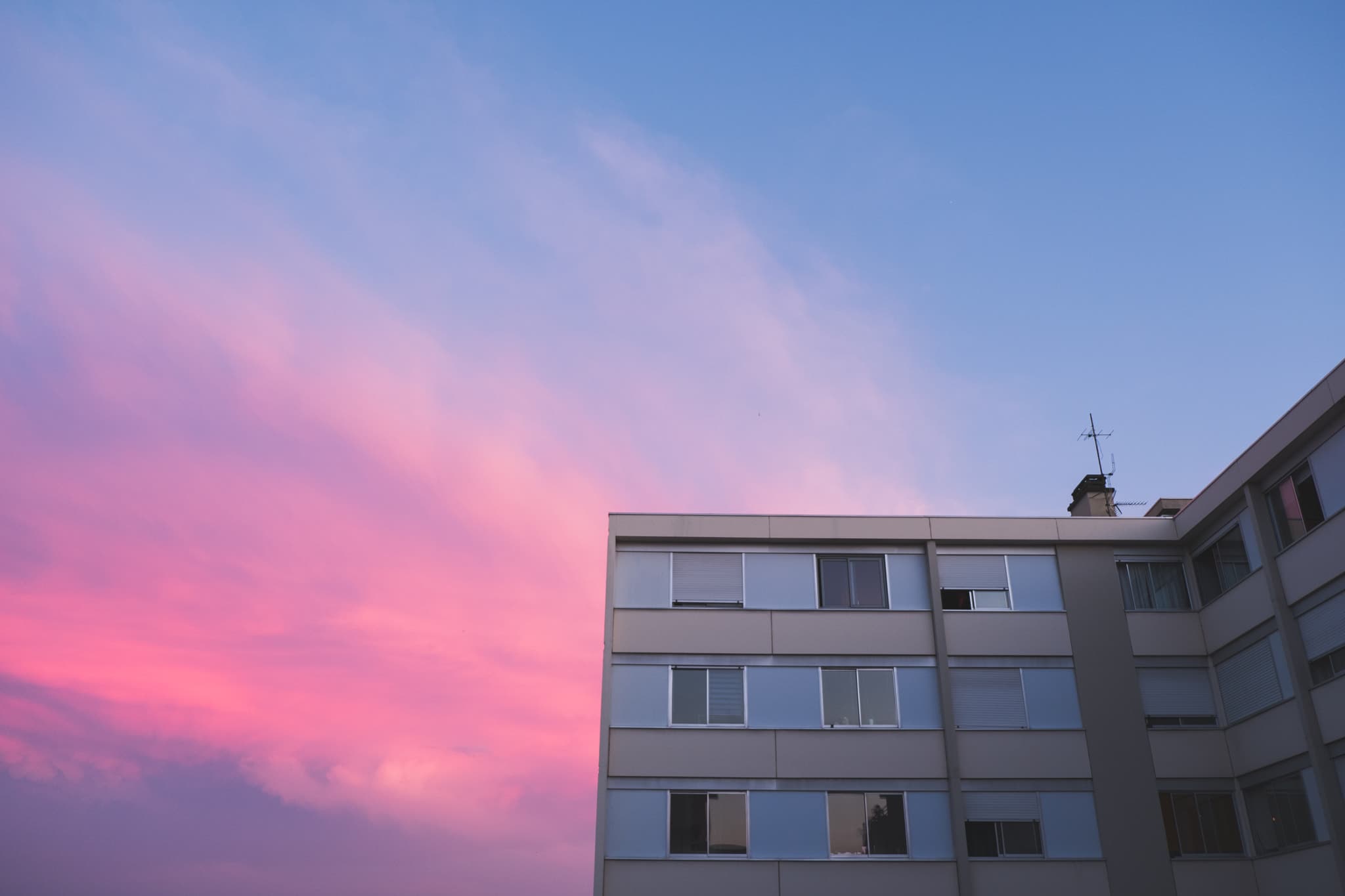 读写分离与主从延迟：DB 性能优化的基石 — vibrant cover for technical blog article