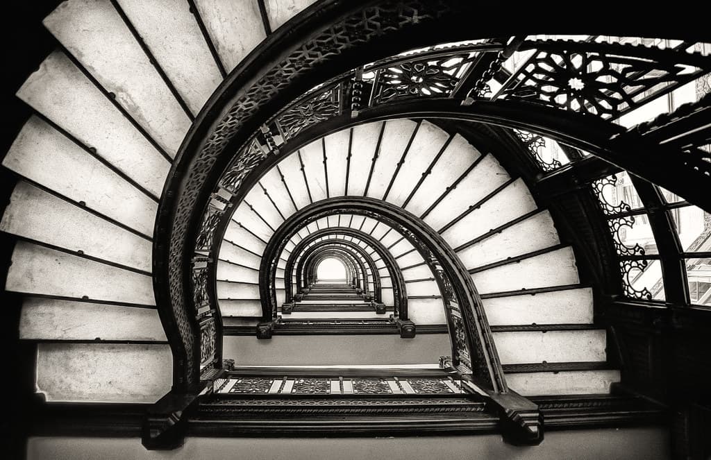 Circular staircase image evoking cyclic pointer traversal