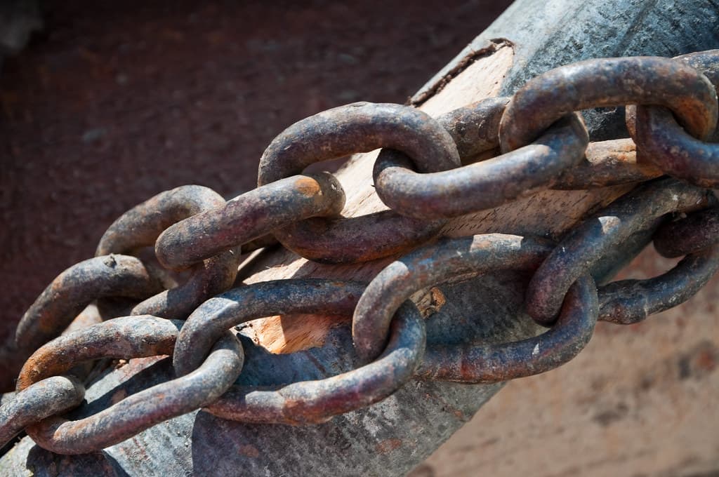 Chain-link image evoking linked list cycles
